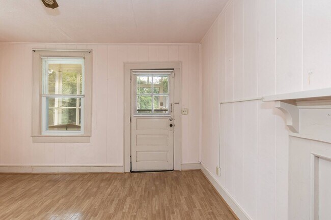 Building Photo - Charming 2-Bedroom Home in Burlington