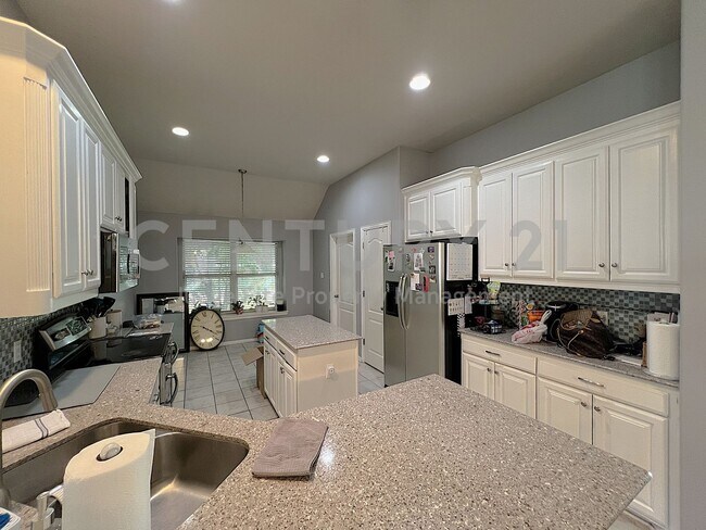Building Photo - Inviting 3/2/2 on Corner Lot in Fort Worth...