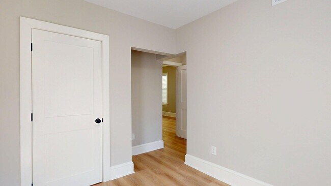 Building Photo - 205 Chelsea St