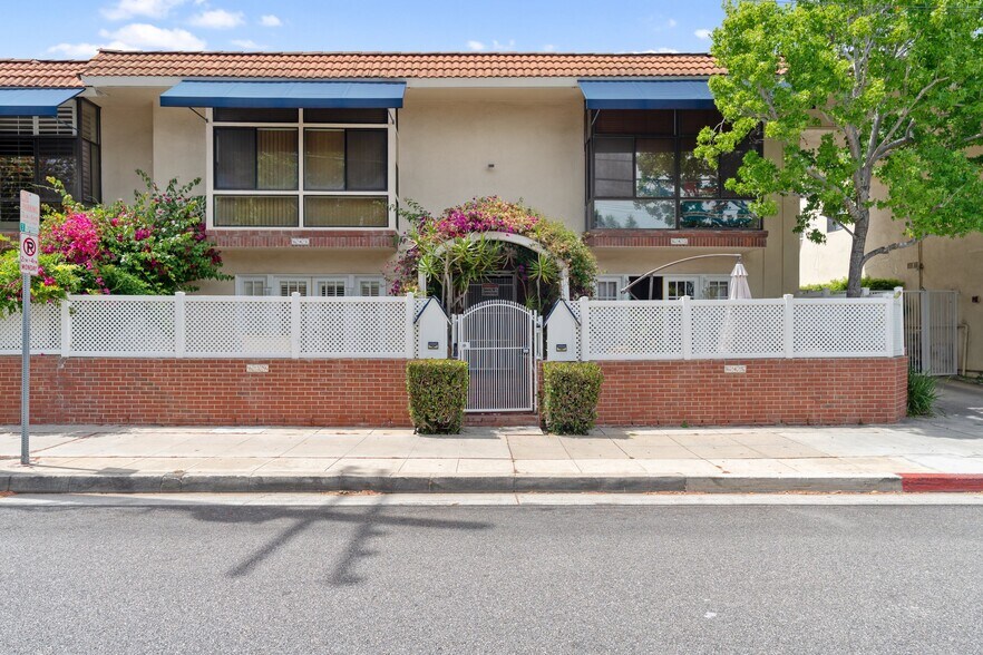 Building Photo - 639 Bay St