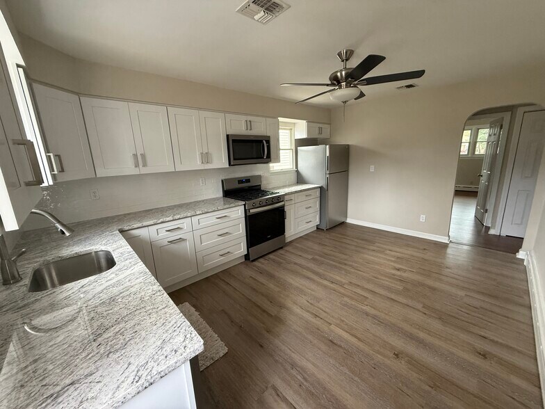 Building Photo - 607 1st Ave