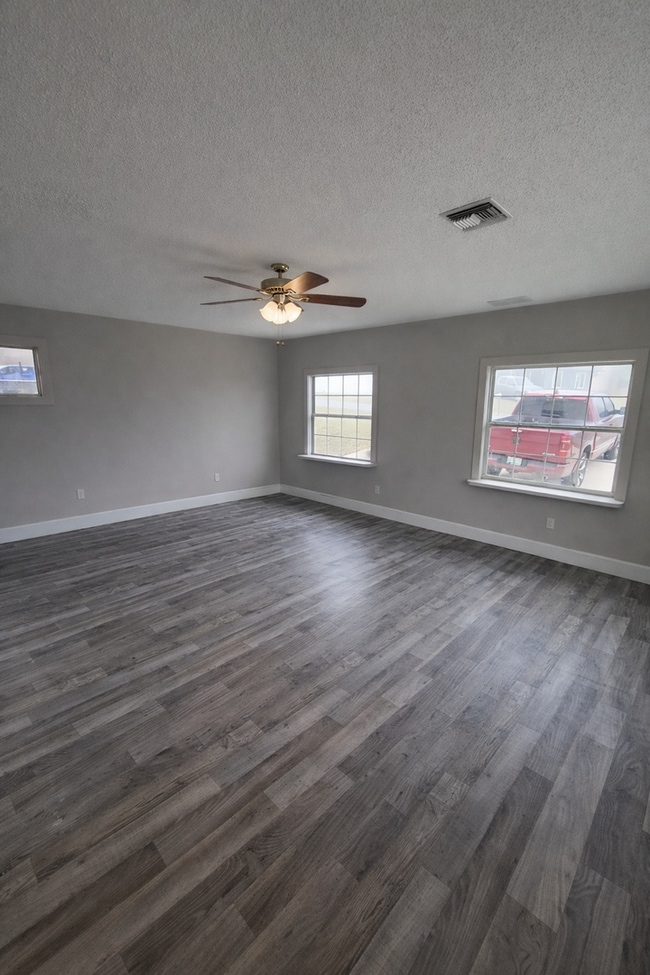 Building Photo - Fully Renovated 3 Bed / 2.5 Bath – 1,878 Sq Ft – 1/3 Acre -- Silver Springs Shores