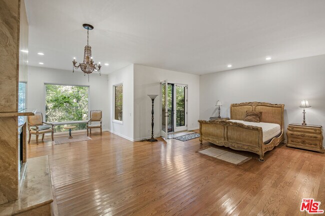 Building Photo - 3780 1/2 Multiview Dr