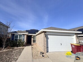 Building Photo - Great Home with SOLAR panels with a Community Pool!