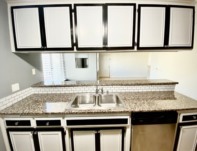 Building Photo - 7045 Woodley Ave