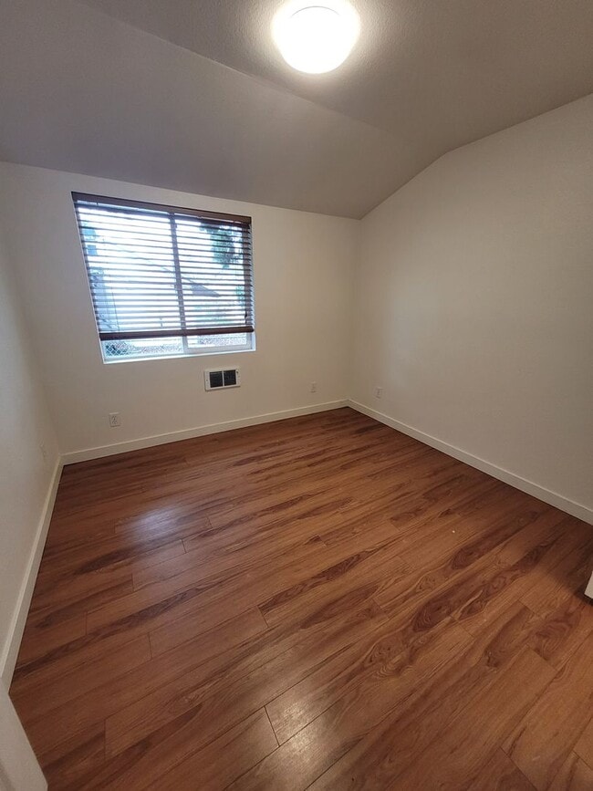 Building Photo - MOVE IN SPECIAL $500 OFF at Move In!   4BD/2BA Duplex