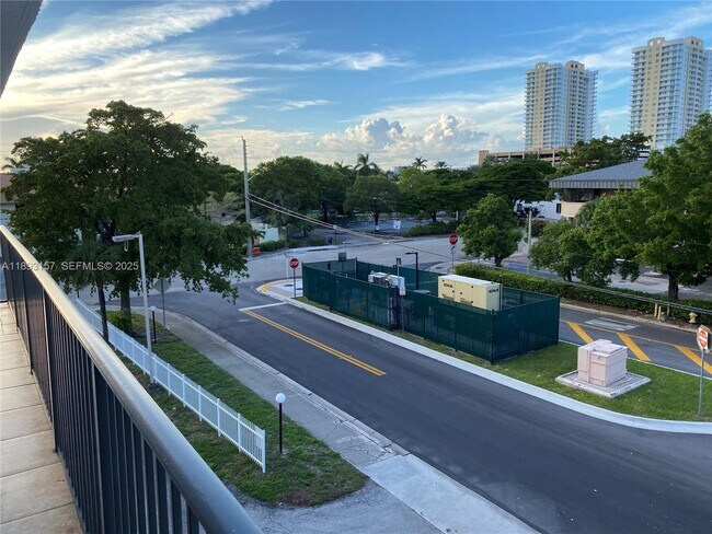 Building Photo - 1900 Diana Dr