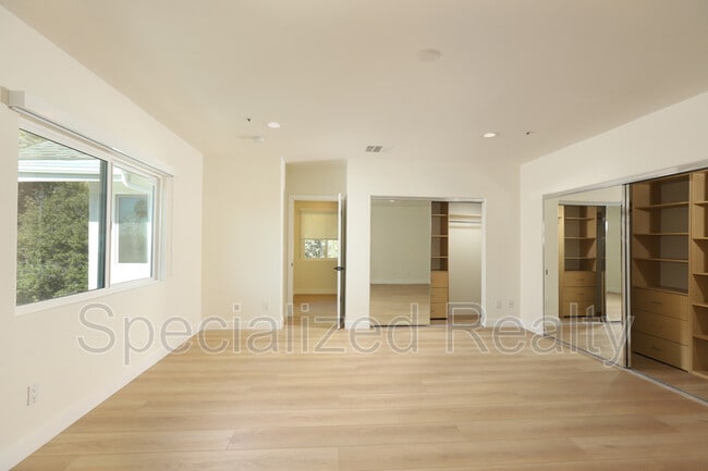 Building Photo - 1827 Hill Dr