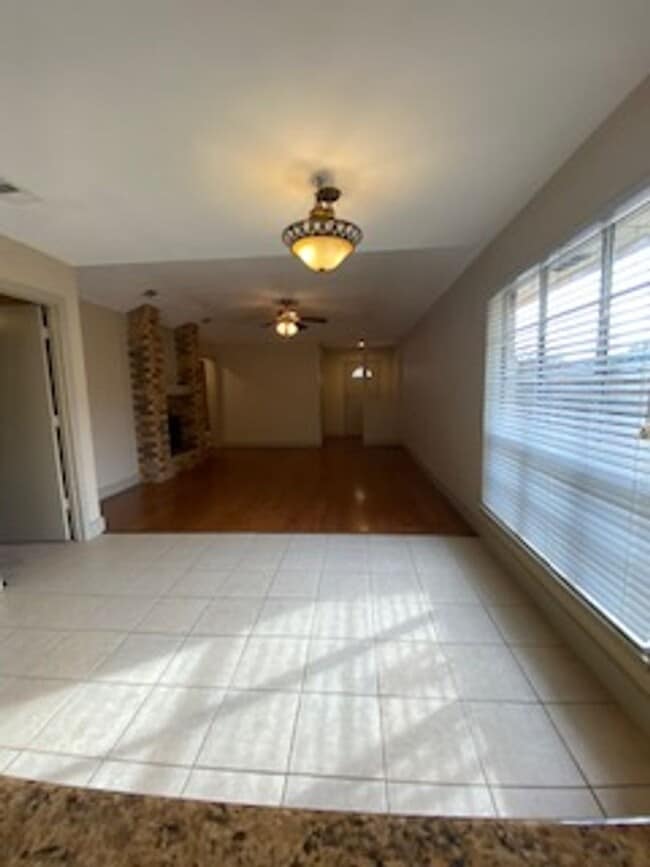 Building Photo - 2-bedroom, 1 bath house in Frisco. Parking uncovered.