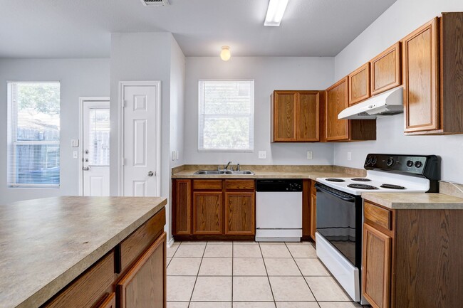 Building Photo - 10302 Lateleaf Oak