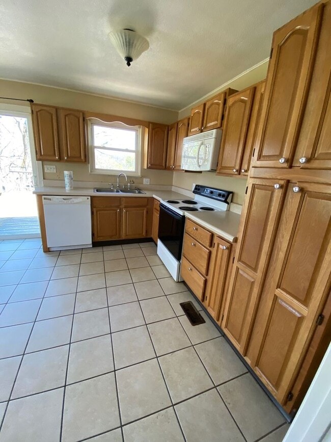 Building Photo - 4 bedroom home in Chuckey TN