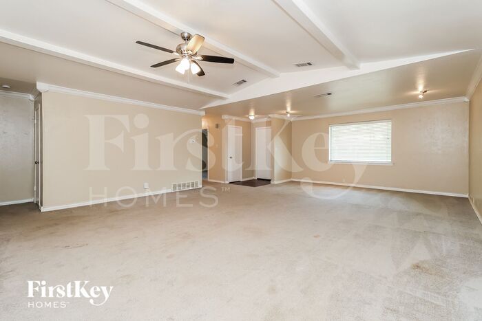 Building Photo - 620 Queens Way