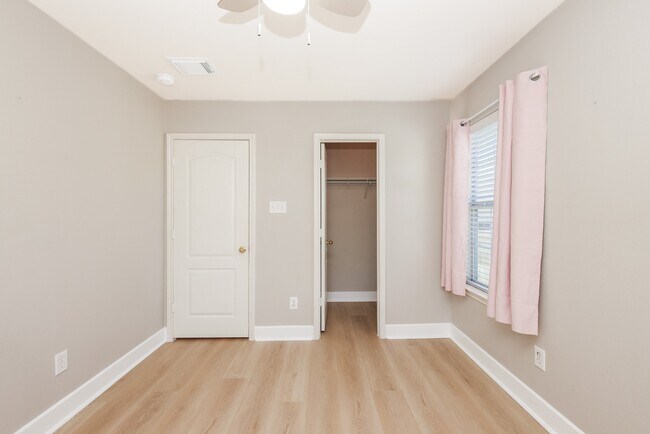Building Photo - 16021 Summerville Lake Dr