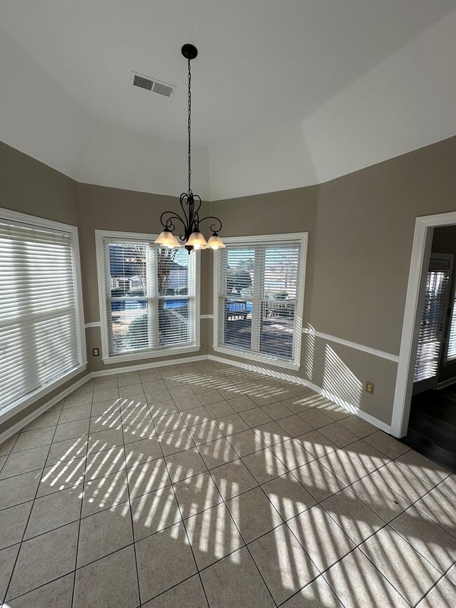 Building Photo - Elegant 4 BR w/POOL MAINTENANCE INCLUDED near Cherokee Valley Golf Club