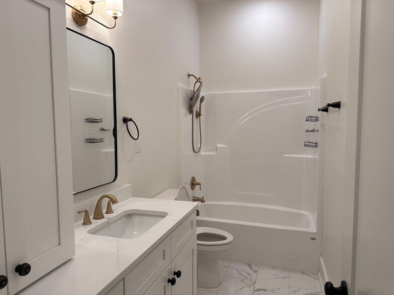 Building Photo - 136 McCowat St