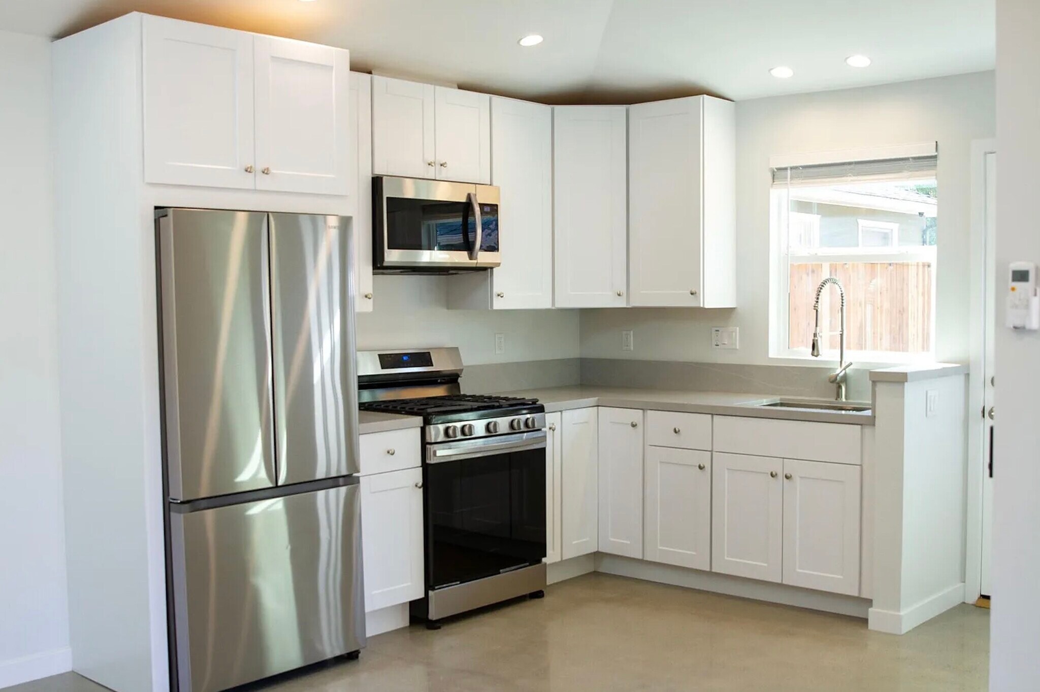 Building Photo - 5246 Canoga Ave