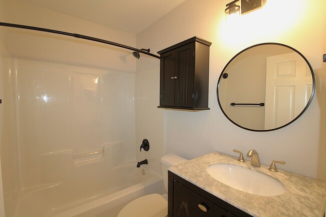 Building Photo - Newly Renovated 2 Bedroom Townhome!!