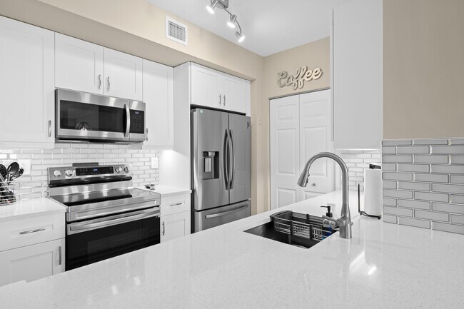 Building Photo - 720 S Sapodilla Ave