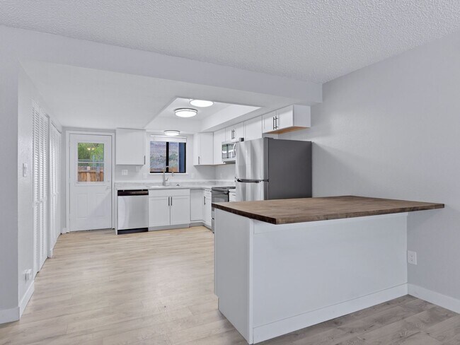 Building Photo - Palisade Perfection: Remodeled Condo Steps from Downtown!