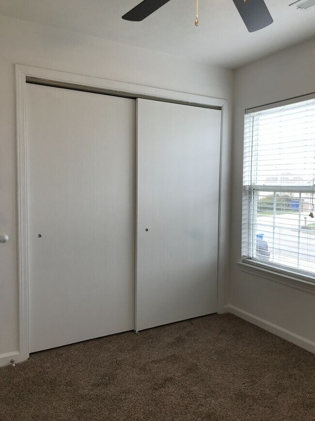 Building Photo - Wonderful 3 Bedroom 2 Bath Ranch