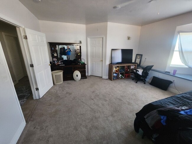 Building Photo - *utilities included* 3 bed 2 bath house in...