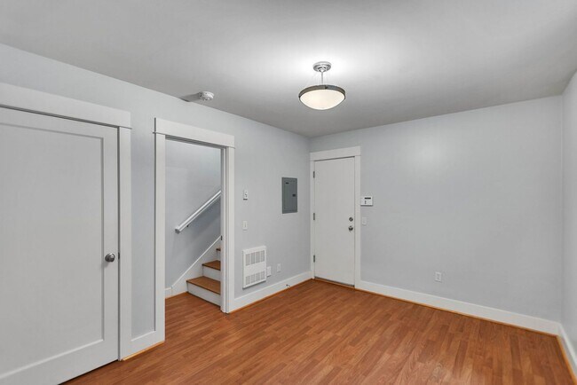 Building Photo - Spacious 3 Bed 2.5 Bath Townhome with Views and Two Parking Spaces – First Hill/Capitol Hill