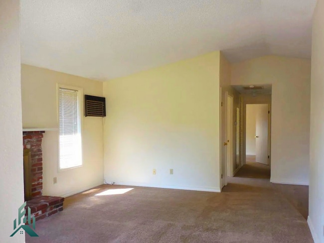 Building Photo - Charming 3 bedroom/1 bathroom Home