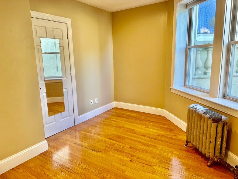 Building Photo - 72 Egmont St