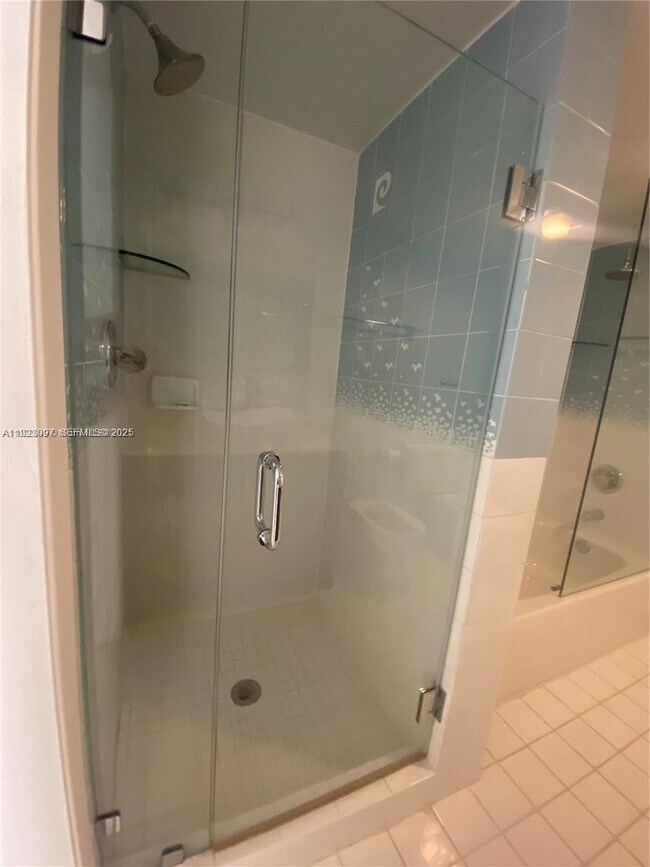 Building Photo - 6061 Collins Ave