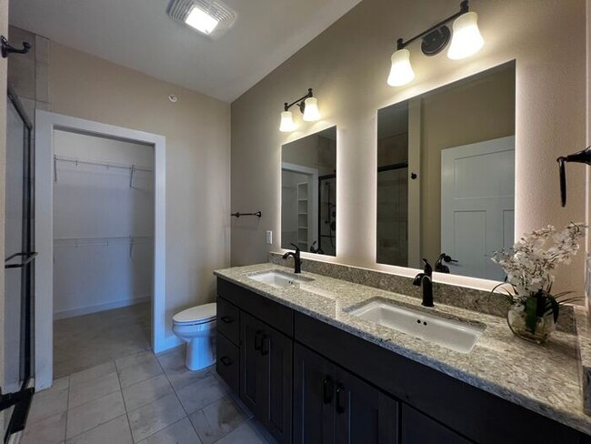 Building Photo - $2,550 | 2 Bedroom, 2.5 Bathroom Luxury Co...