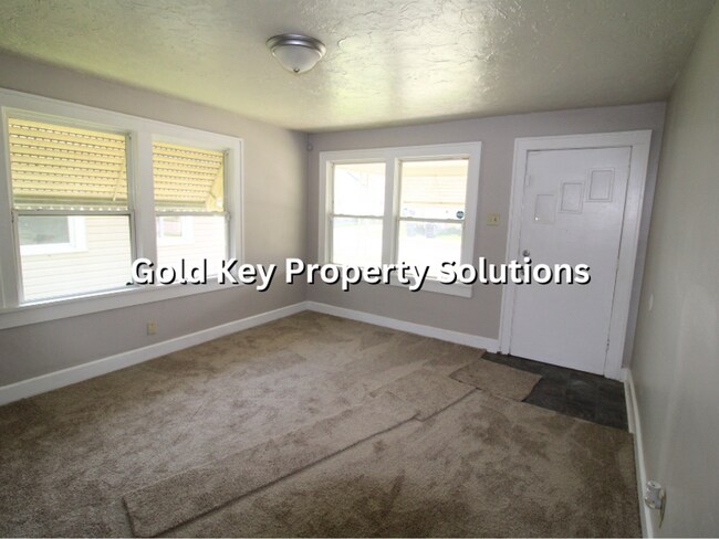 Building Photo - 3 BR 1 BA House with Central Air and Detached Garage (NO SECTION 8)