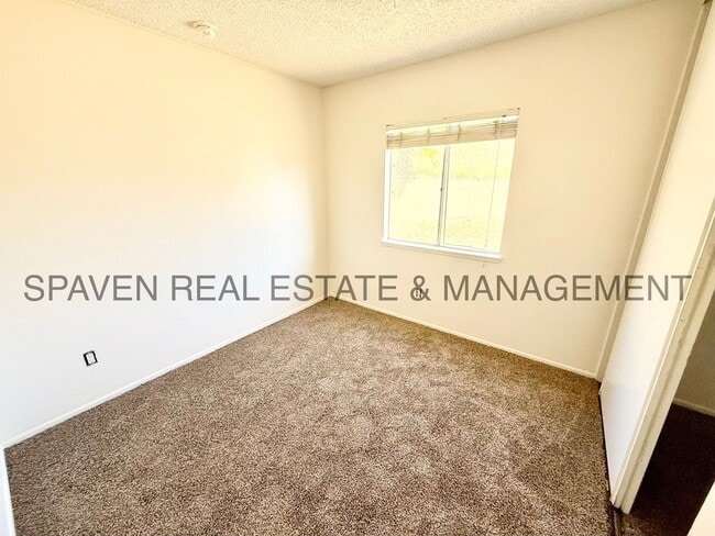 Building Photo - Cul-de-sac home