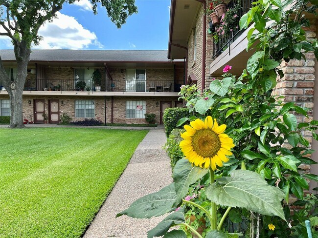 Building Photo - 7600 Burgoyne Rd