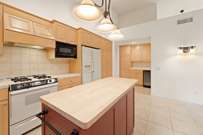 Building Photo - 348 Lark Ellen Ave