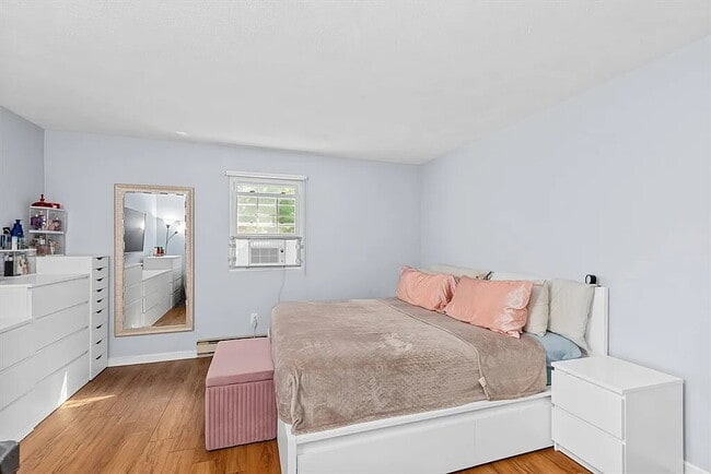 Building Photo - "Charming 1-Bedroom Retreat with Modern Co...