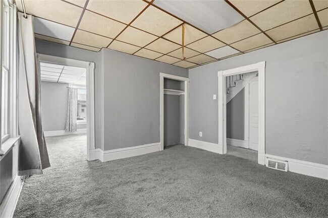 Building Photo - 5-bedroom, 1-bath home in East Pittsburgh