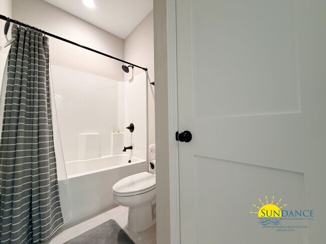 Building Photo - Stunning Shalimar 4 Bedroom / 3 Full Bathroom Home with Solar Energy Efficiency!