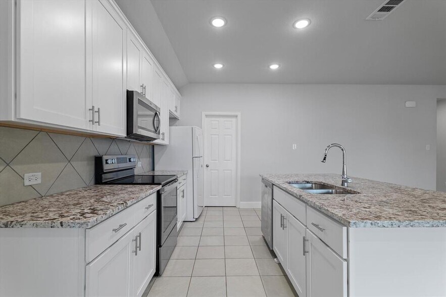 Building Photo - 3006 Cliffview Dr
