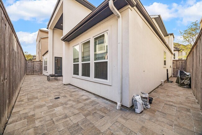 Building Photo - 618 Pink Azalea Trail