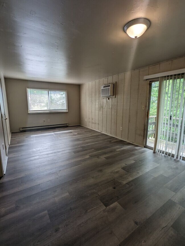 Building Photo - Upstairs 2 Bedroom Apartment - Remodeled May 2023