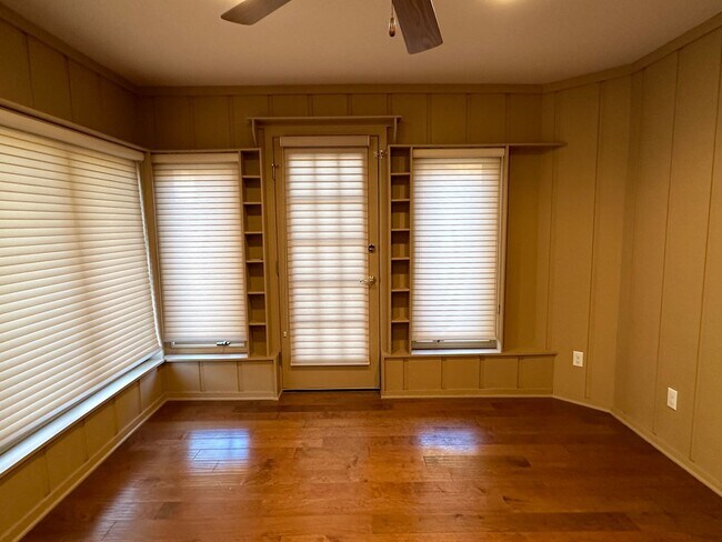 Building Photo - Fully Updated Executive Rental - FREE MONT...