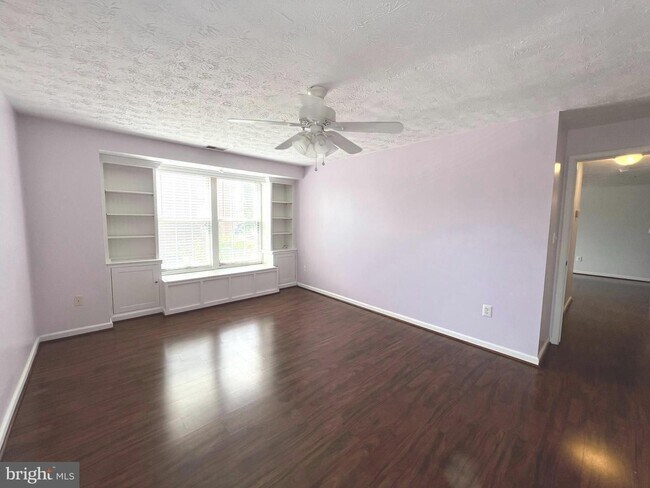 Building Photo - Beautiful 2bd 2bth mid level condo featuri...