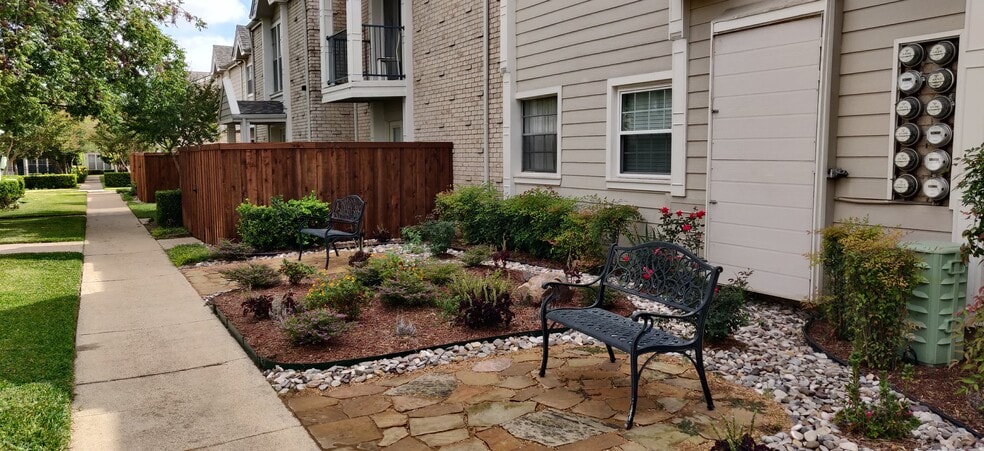 Outdoor seating - 5881 Preston View Blvd