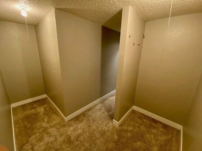 Building Photo - MOVE IN SPECIAL**  On This Spacious 3 Bed,...