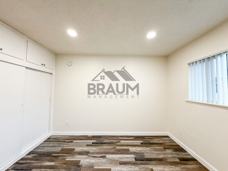 Building Photo - 5131 Buffalo Ave