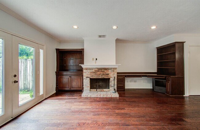 Building Photo - 926 Memorial Village Dr