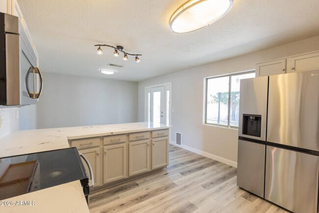 Building Photo - 1305 W Romo Jones St