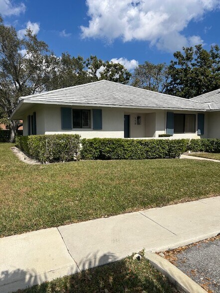 Building Photo - 112 Club Dr