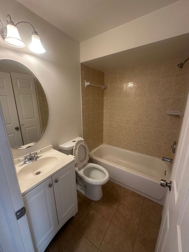 Building Photo - Beach Place Town House