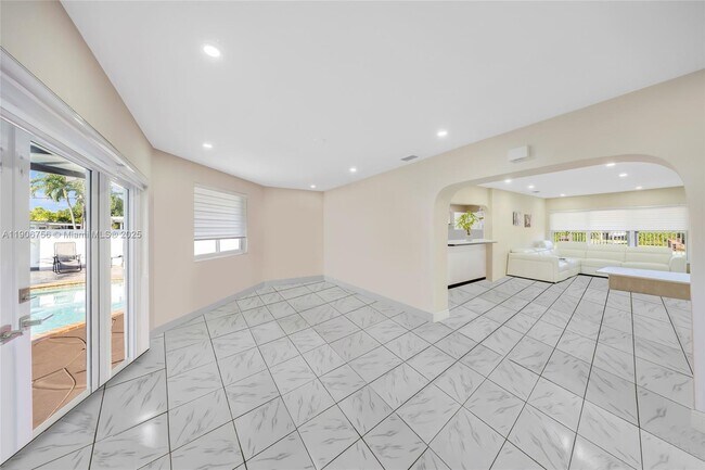 Building Photo - 490 W 33rd Pl